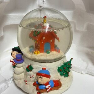 Peanuts Charlie Brown Christmas Snow Globe Snoopy Doghouse 108550 Holiday Decor
